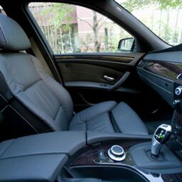 Leather-emulating silicone elastomers for automotive seats